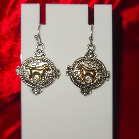 HORSE Medallion Silvertone Earring with Goldtone Horse NWT - Picture 3 of 6
